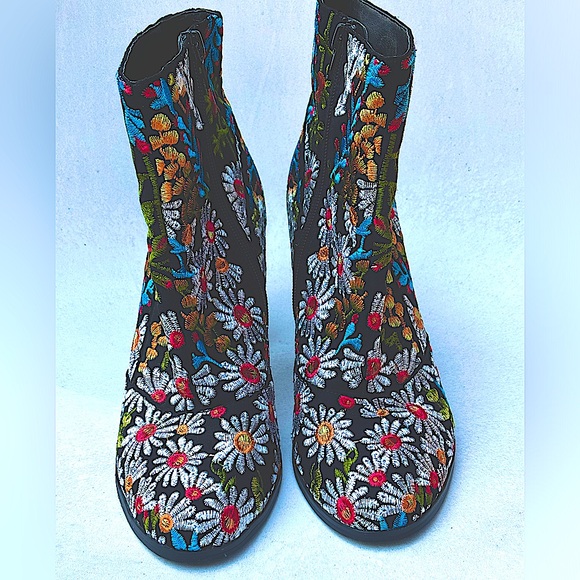 Coconuts By Matisse.Jess,Embroidered Fabric Boots With Round Toe, woman’s Size 7 - Picture 2 of 12